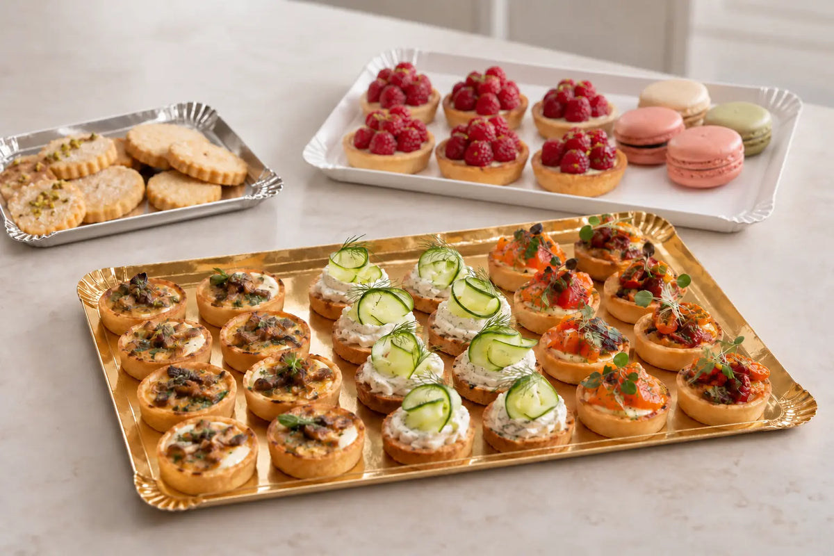 Boîtes et Plateaux traiteur : quel format choisir pour vos petits fours et buffets ?