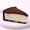 gâteau cheesecake chocolat noisette sur une assiette blanche-Perle Dorée pâtisserie