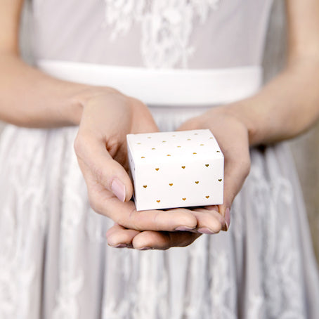 Boîtes blanches à petits cœurs or x10