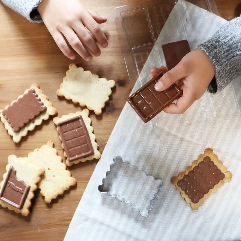 Découpoir et moule à chocolat Petit écolier ScrapCooking