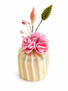 Mini entremets réalisé avec le moule silicone Symphonie, décoré de fleurs roses et feuillages pour une présentation raffinée.