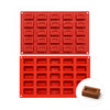 Moule en silicone 25 savarins rectangles pour réaliser des entremets, gâteaux individuels, desserts modernes et inserts avec un creux central rectangulaire.