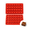 Moule en silicone 28 mini savarins carrés pour réaliser des mini entremets, desserts individuels et chocolats avec un creux central.
