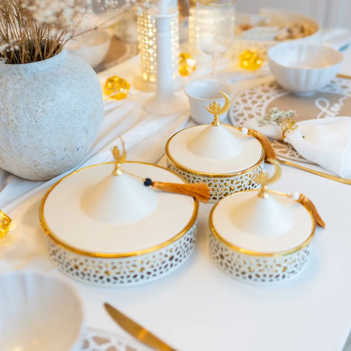 Plats de service avec couvercle blanc crème et or x3