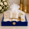 Plateau Royal en velours bleu avec voile présenté avec trousseau, bijoux, parfum et cadeaux pour mariage ou henné.